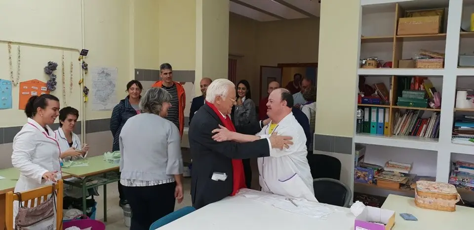 El padre &Aacute;ngel y Mercedes Murias con los usuarios del Centro Ocupacional de Moraleja (53)