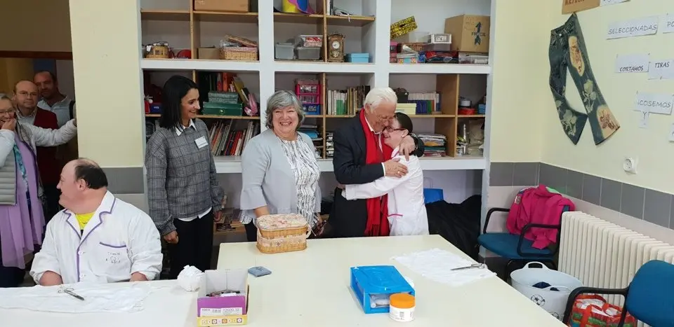 El padre &Aacute;ngel y Mercedes Murias con los usuarios del Centro Ocupacional de Moraleja (54)