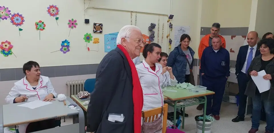 El padre &Aacute;ngel y Mercedes Murias con los usuarios del Centro Ocupacional de Moraleja (56)