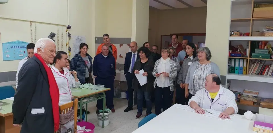 El padre &Aacute;ngel y Mercedes Murias con los usuarios del Centro Ocupacional de Moraleja (58)