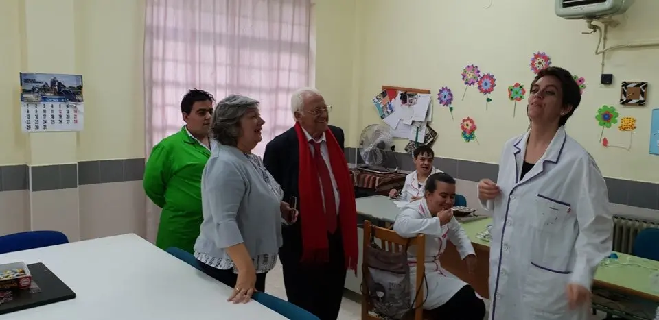 El padre &Aacute;ngel y Mercedes Murias con los usuarios del Centro Ocupacional de Moraleja (59)