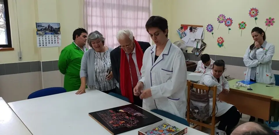 El padre &Aacute;ngel y Mercedes Murias con los usuarios del Centro Ocupacional de Moraleja (60)