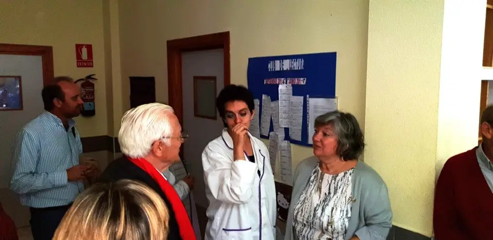 El padre &Aacute;ngel y Mercedes Murias con los usuarios del Centro Ocupacional de Moraleja (62)