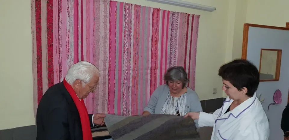 El padre &Aacute;ngel y Mercedes Murias con los usuarios del Centro Ocupacional de Moraleja (65)