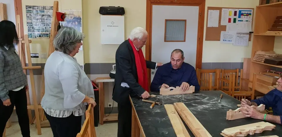 El padre &Aacute;ngel y Mercedes Murias con los usuarios del Centro Ocupacional de Moraleja (66)