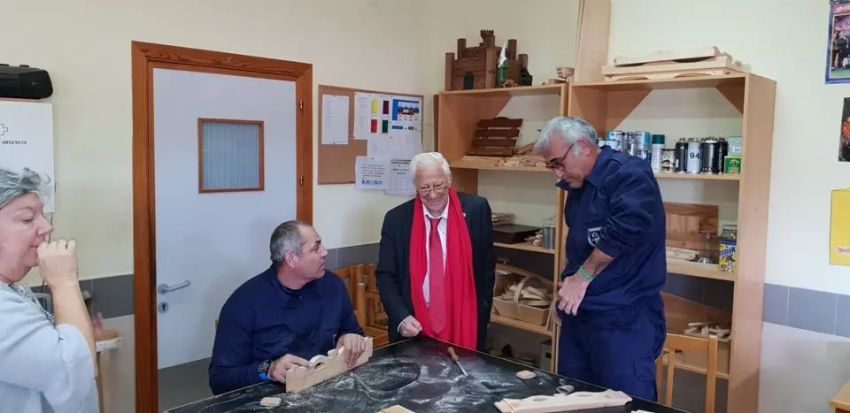 El padre &Aacute;ngel y Mercedes Murias con los usuarios del Centro Ocupacional de Moraleja (68)