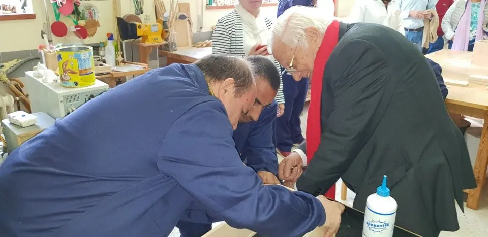 El padre &Aacute;ngel y Mercedes Murias con los usuarios del Centro Ocupacional de Moraleja (70)