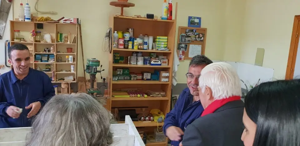 El padre &Aacute;ngel y Mercedes Murias con los usuarios del Centro Ocupacional de Moraleja (75)