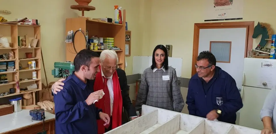 El padre &Aacute;ngel y Mercedes Murias con los usuarios del Centro Ocupacional de Moraleja (76)