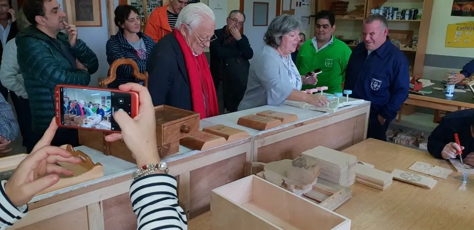 El padre &Aacute;ngel y Mercedes Murias con los usuarios del Centro Ocupacional de Moraleja (79)