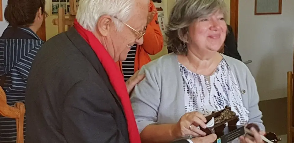 El padre &Aacute;ngel y Mercedes Murias con los usuarios del Centro Ocupacional de Moraleja (85)