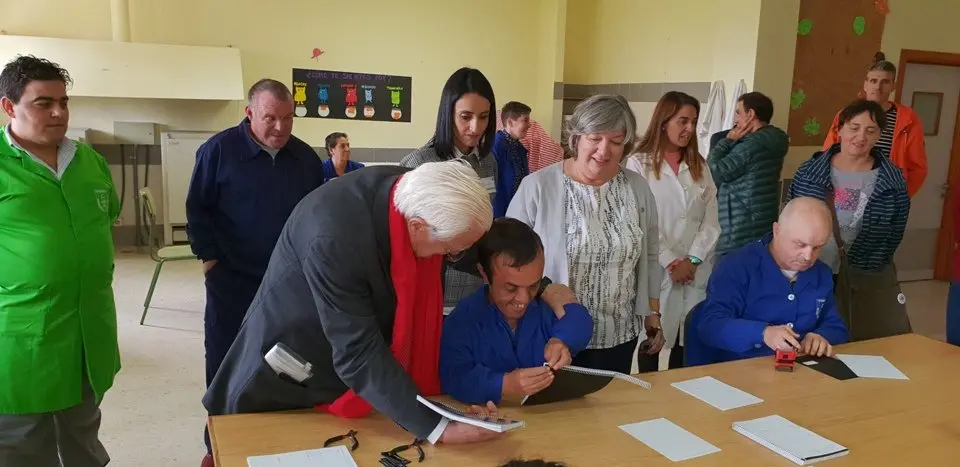 El padre &Aacute;ngel y Mercedes Murias con los usuarios del Centro Ocupacional de Moraleja (87)