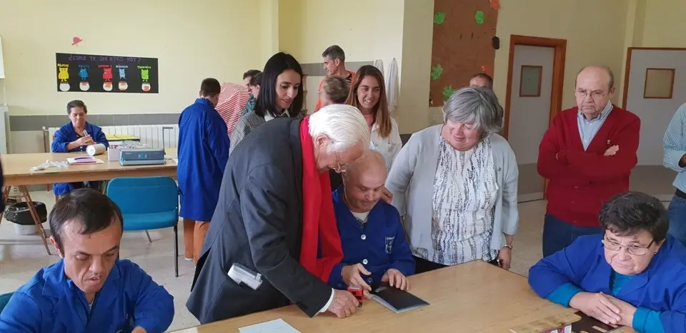 El padre &Aacute;ngel y Mercedes Murias con los usuarios del Centro Ocupacional de Moraleja (89)
