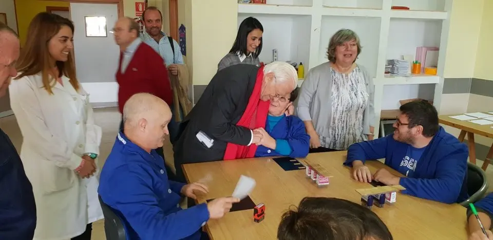 El padre &Aacute;ngel y Mercedes Murias con los usuarios del Centro Ocupacional de Moraleja (90)