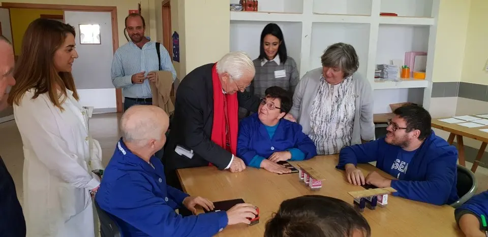 El padre &Aacute;ngel y Mercedes Murias con los usuarios del Centro Ocupacional de Moraleja (92)