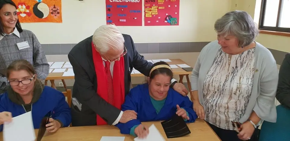 El padre &Aacute;ngel y Mercedes Murias con los usuarios del Centro Ocupacional de Moraleja (98)