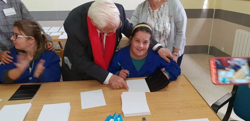 El padre &Aacute;ngel y Mercedes Murias con los usuarios del Centro Ocupacional de Moraleja (103)