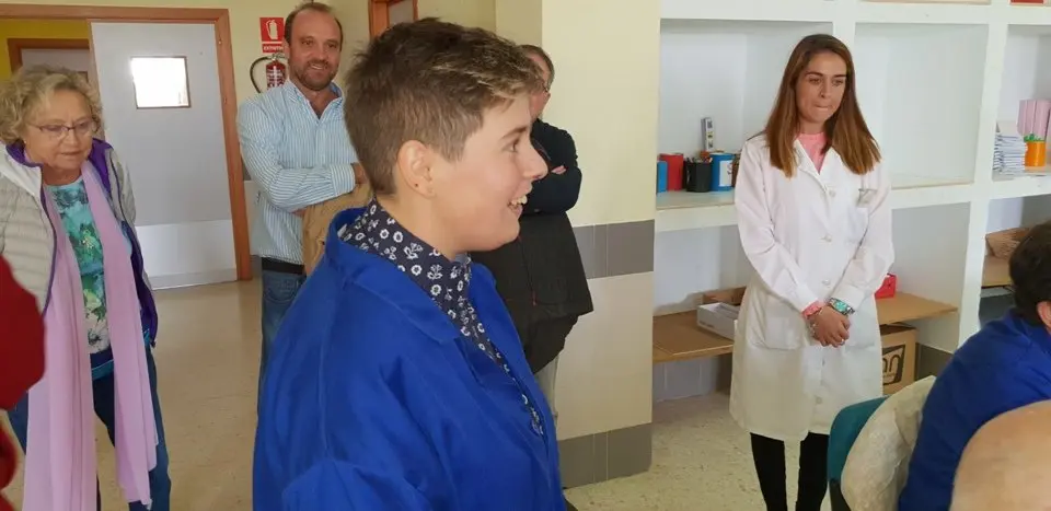 El padre &Aacute;ngel y Mercedes Murias con los usuarios del Centro Ocupacional de Moraleja (104)