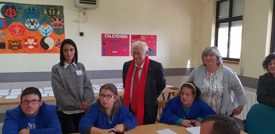 El padre &Aacute;ngel y Mercedes Murias con los usuarios del Centro Ocupacional de Moraleja (105)