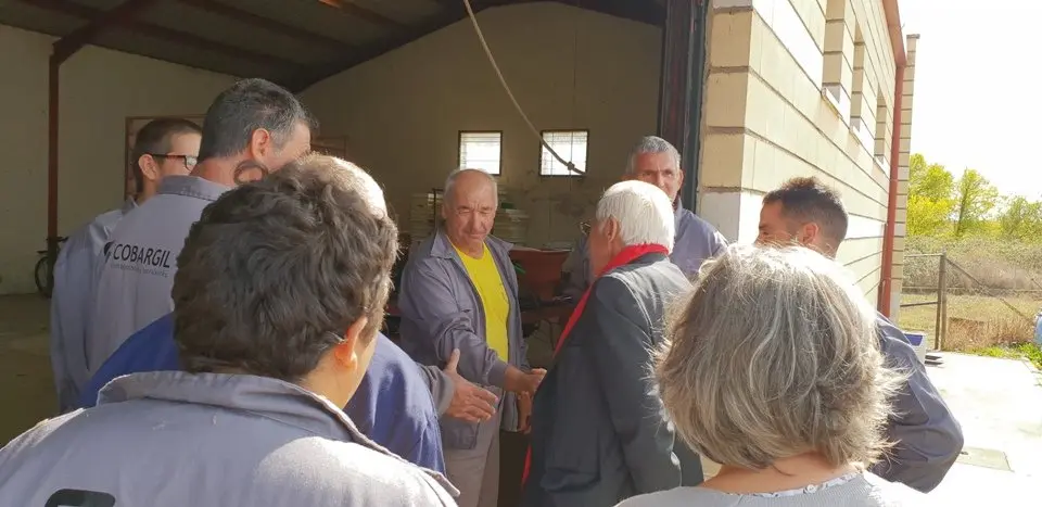 El padre &Aacute;ngel y Mercedes Murias con los usuarios del Centro Ocupacional de Moraleja (111)
