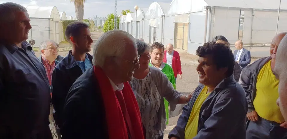 El padre &Aacute;ngel y Mercedes Murias con los usuarios del Centro Ocupacional de Moraleja (112)