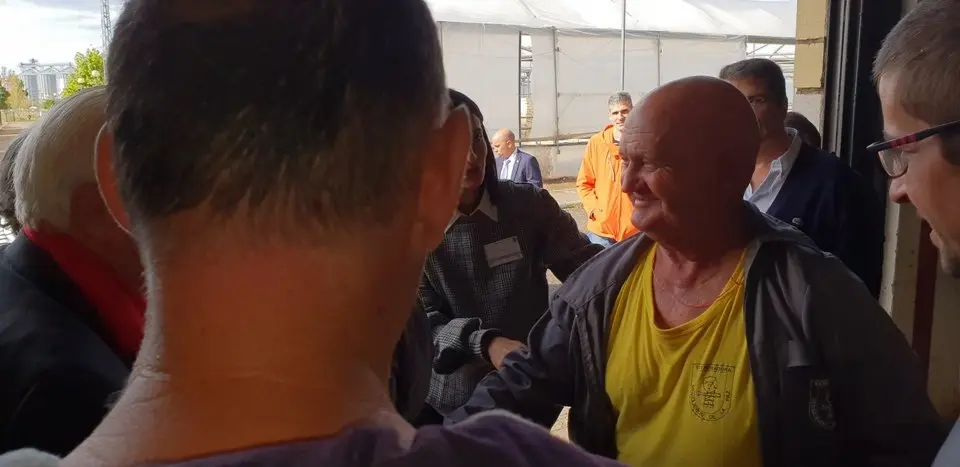 El padre &Aacute;ngel y Mercedes Murias con los usuarios del Centro Ocupacional de Moraleja (113)
