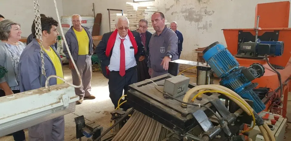 El padre &Aacute;ngel y Mercedes Murias con los usuarios del Centro Ocupacional de Moraleja (117)
