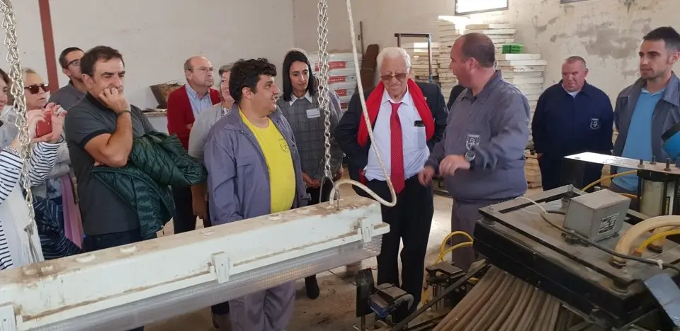 El padre &Aacute;ngel y Mercedes Murias con los usuarios del Centro Ocupacional de Moraleja (118)