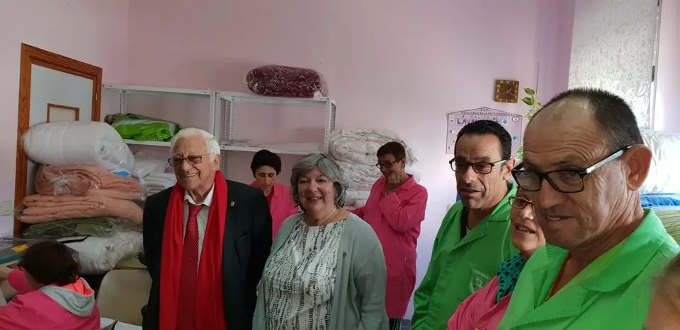 El padre &Aacute;ngel y Mercedes Murias con los usuarios del Centro Ocupacional de Moraleja (126)