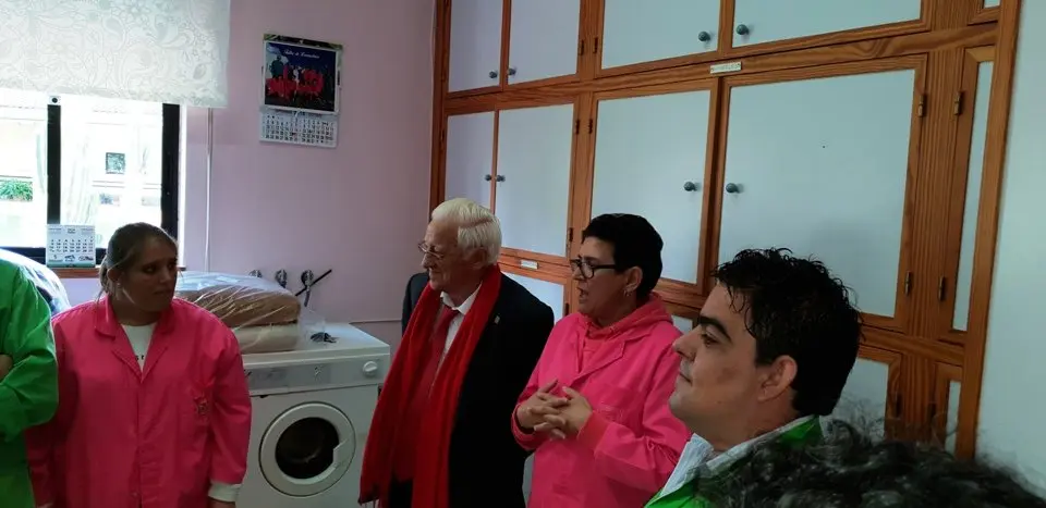 El padre &Aacute;ngel y Mercedes Murias con los usuarios del Centro Ocupacional de Moraleja (127)