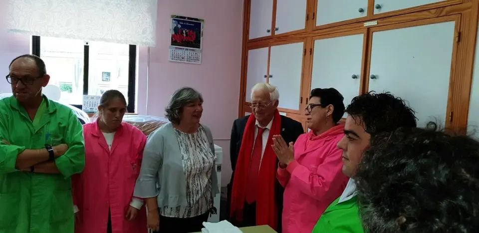 El padre &Aacute;ngel y Mercedes Murias con los usuarios del Centro Ocupacional de Moraleja (128)