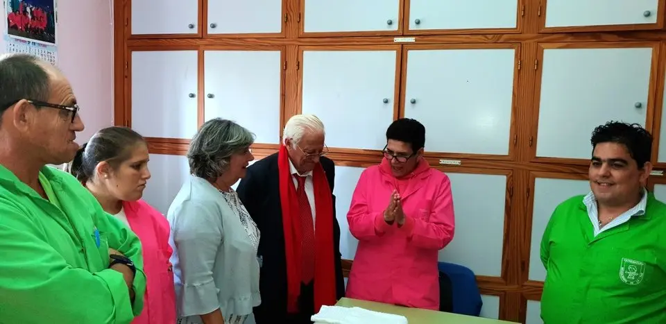 El padre &Aacute;ngel y Mercedes Murias con los usuarios del Centro Ocupacional de Moraleja