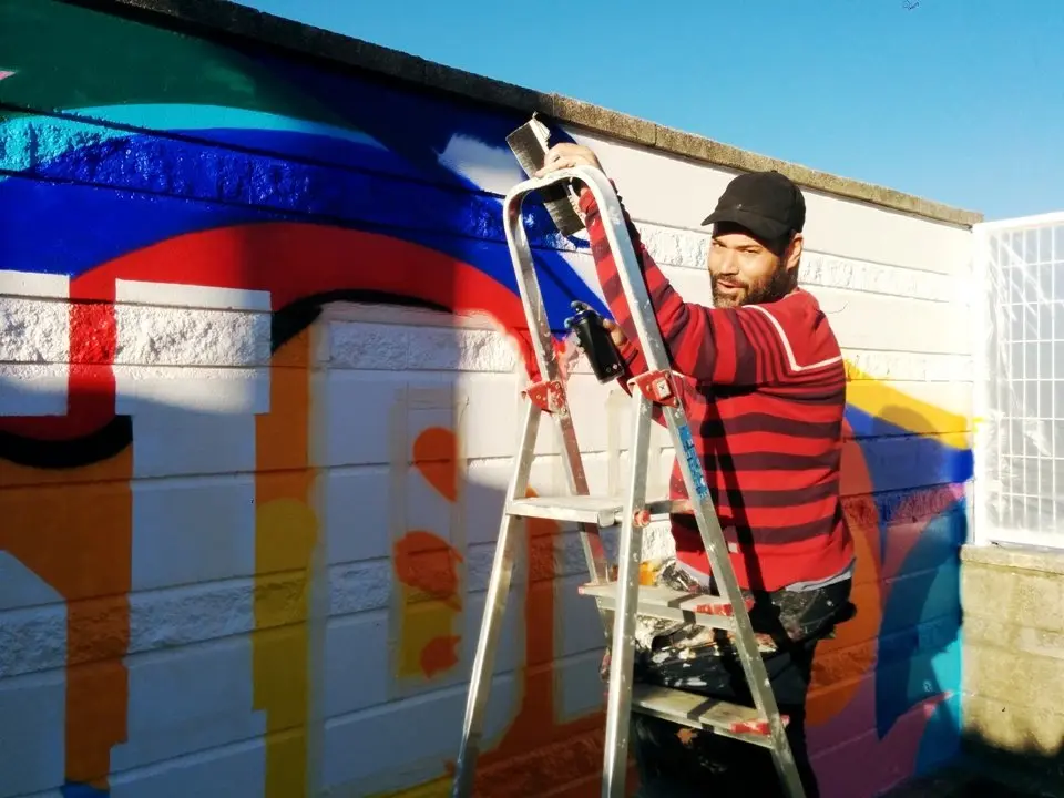 Chefo Bravo realiza un grafiti por la Diversidad (1)