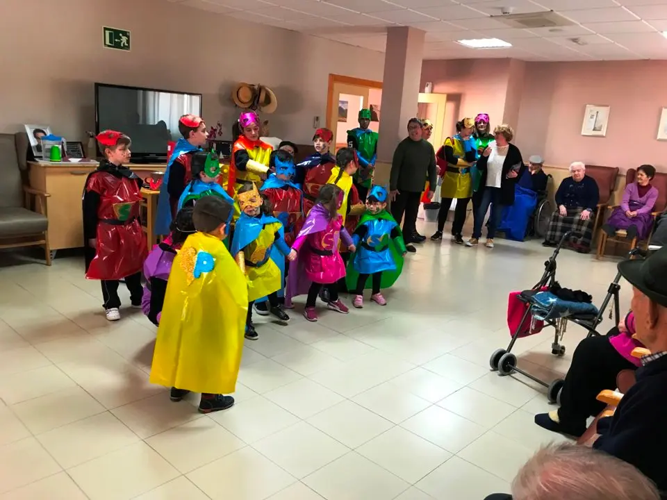 Ni&ntilde;os del cole con los mayores de Las Eras en Hern&aacute;n P&eacute;rez (1)