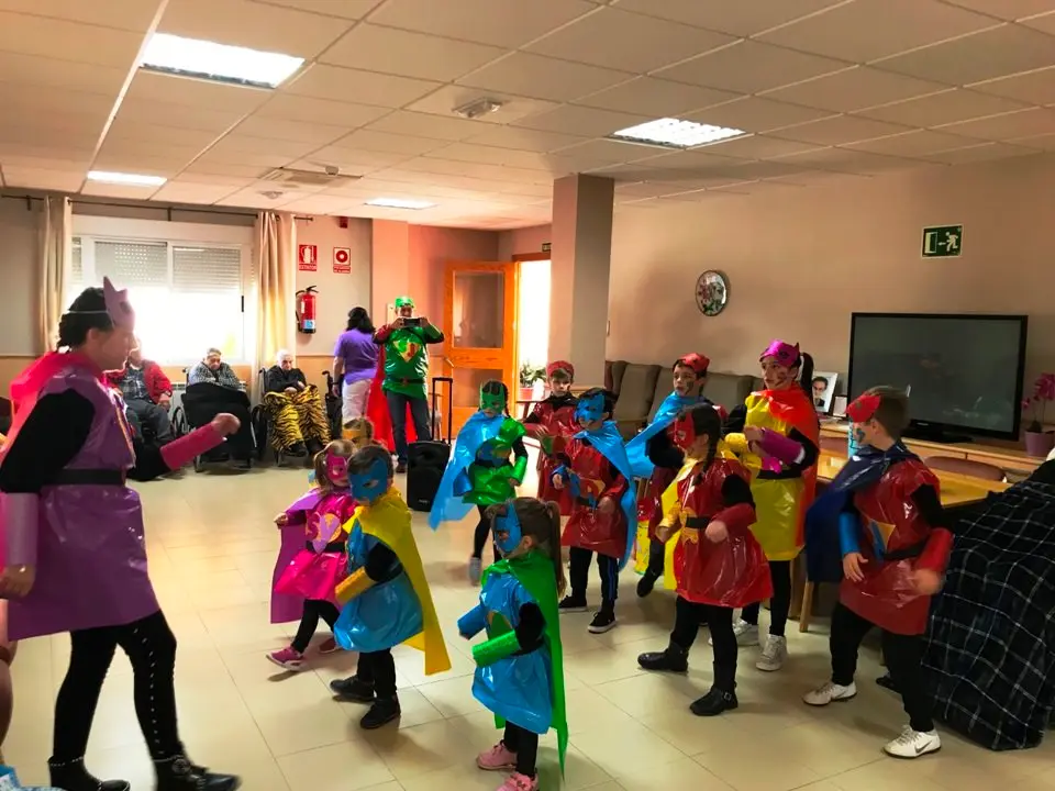 Ni&ntilde;os del cole con los mayores de Las Eras en Hern&aacute;n P&eacute;rez (3)