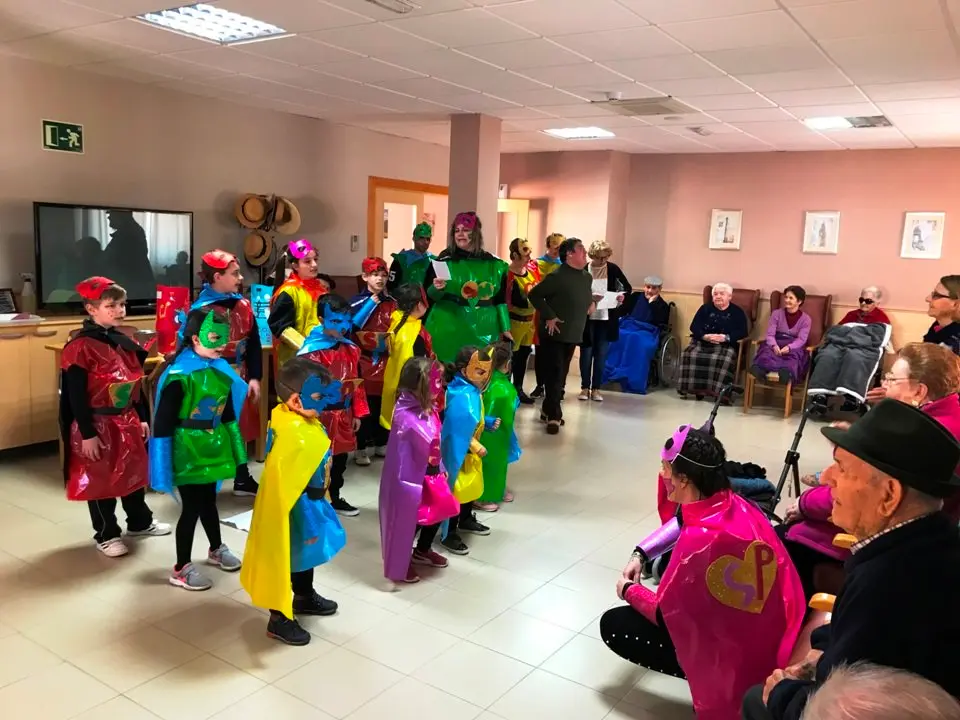 Ni&ntilde;os del cole con los mayores de Las Eras en Hern&aacute;n P&eacute;rez (4)
