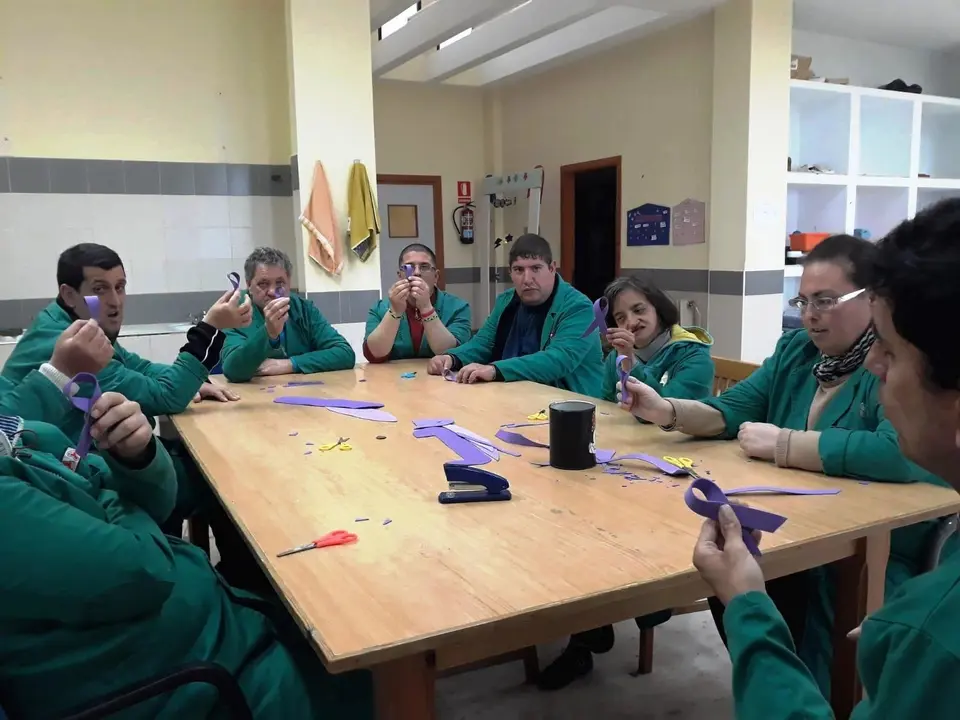 Usuarios del Centro Ocupacional de Moraleja preparan lazos morados para el 8 de marzo AMPEX (1)