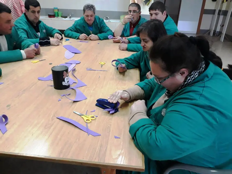 Usuarios del Centro Ocupacional de Moraleja preparan lazos morados para el 8 de marzo AMPEX (3)