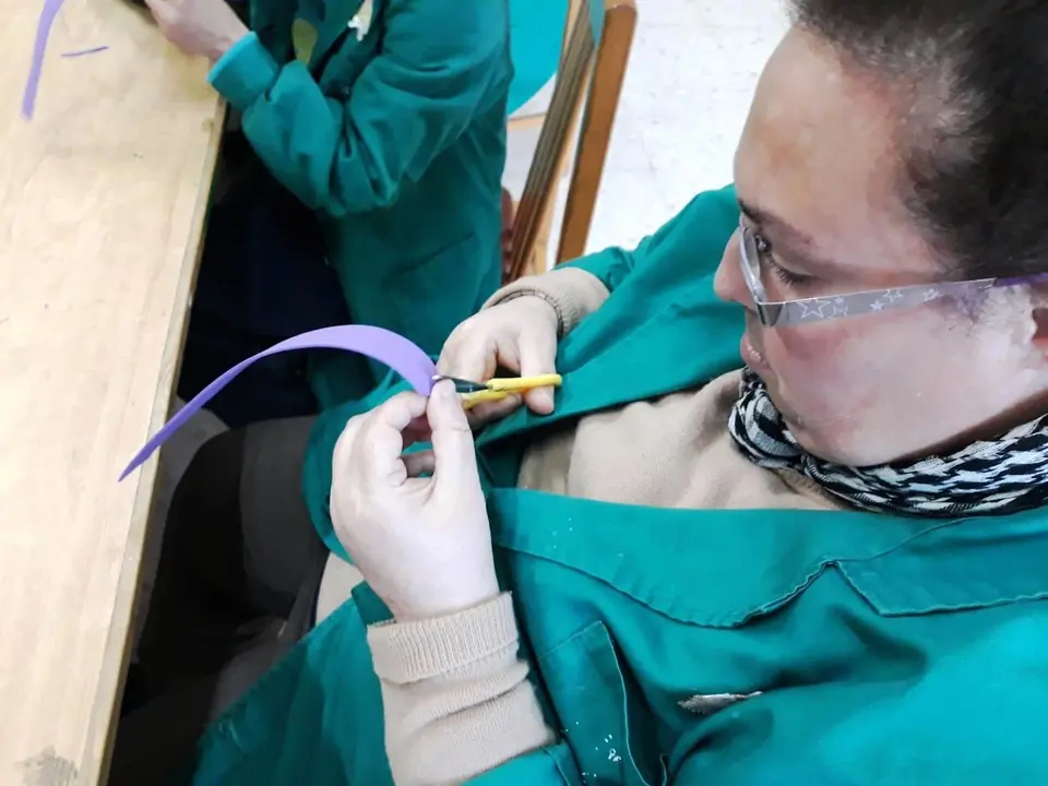 Usuarios del Centro Ocupacional de Moraleja preparan lazos morados para el 8 de marzo AMPEX (4)