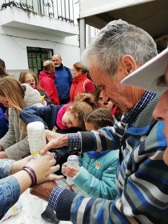 Residentes de Nu&ntilde;omoral en el Festivalino 04019 (13)