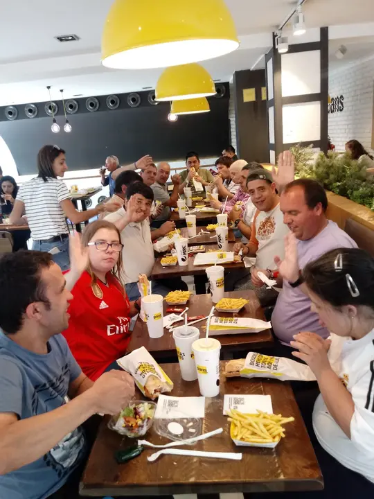 Una comida de hermandad antes de la visita guiada al jardin botanico 05019