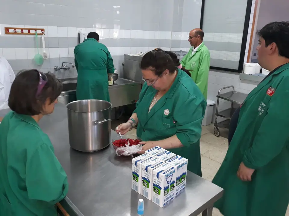 Alumos de Pretaller en el taller de cocina 05019 (7)
