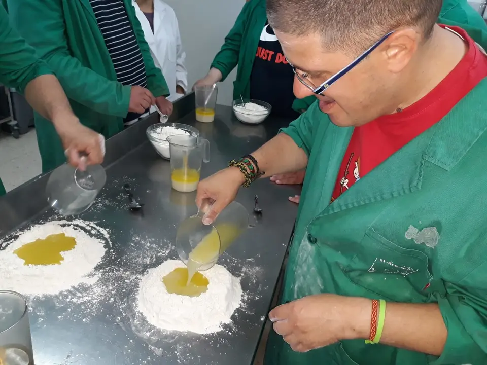 Alumos de Pretaller en el taller de cocina 05019 (15)