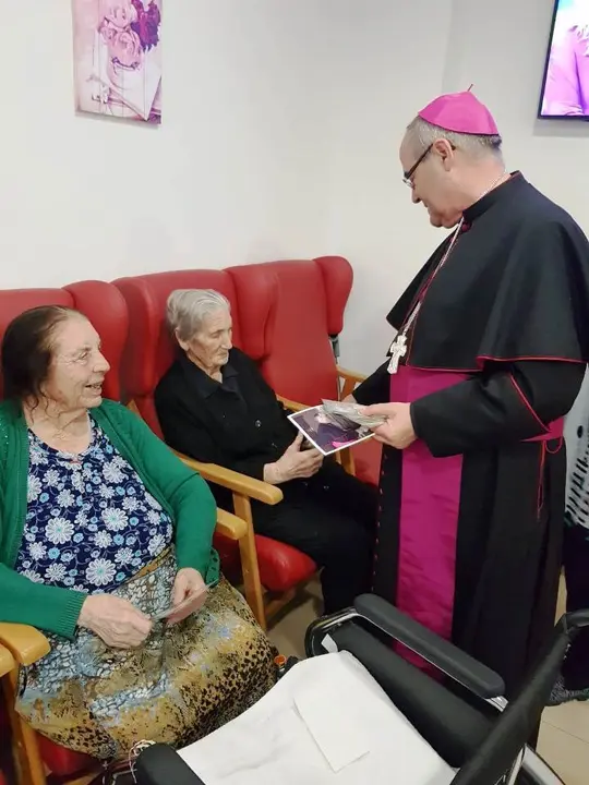 El encinar recibe al obispo de Coria 10019 (5)