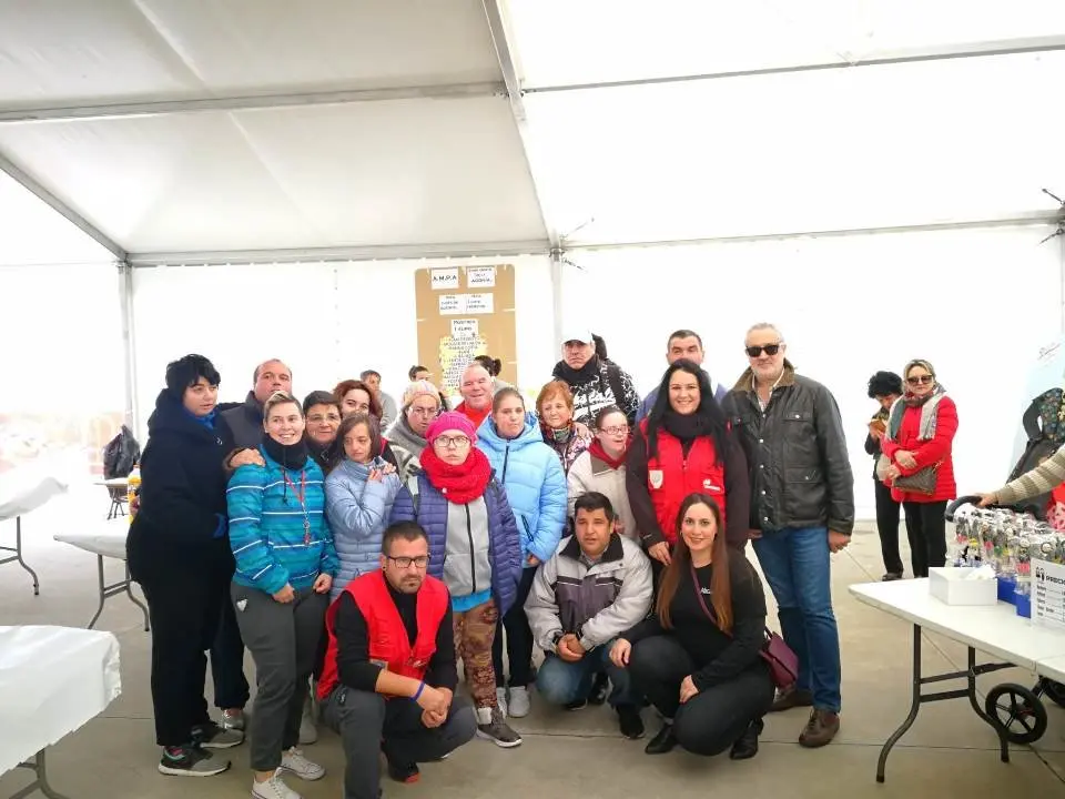 Carlos Carlos con los usuarios de Ocio en Calzadilla