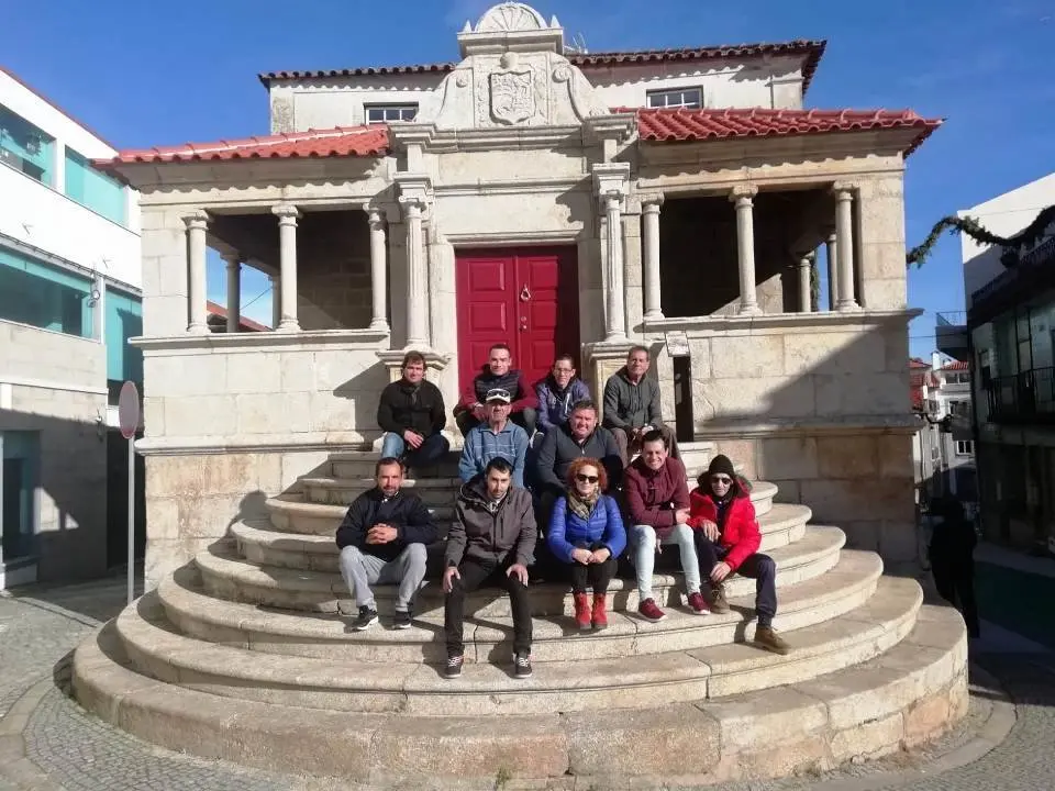 La comunidad terap&eacute;utica posa para una foto de familia