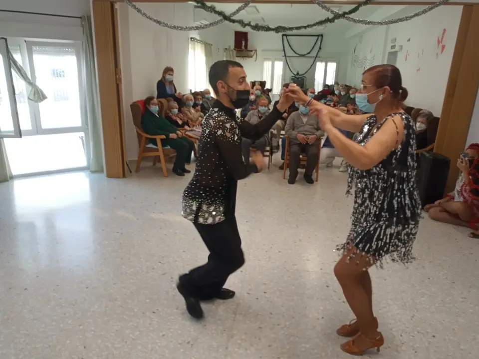 Baile Jes&uacute;s y Sandra en el Centro de D&iacute;a (20)