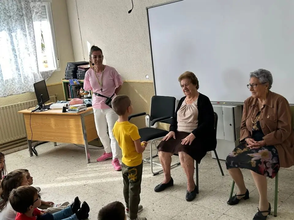 Actividad Abuelo lector en Lob&oacute;n (10)