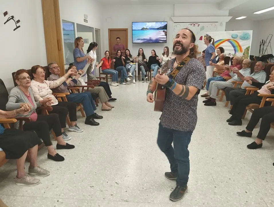 Musicoterapia con Javier Alc&aacute;ntara en CD Puebla de la Calzada (37)