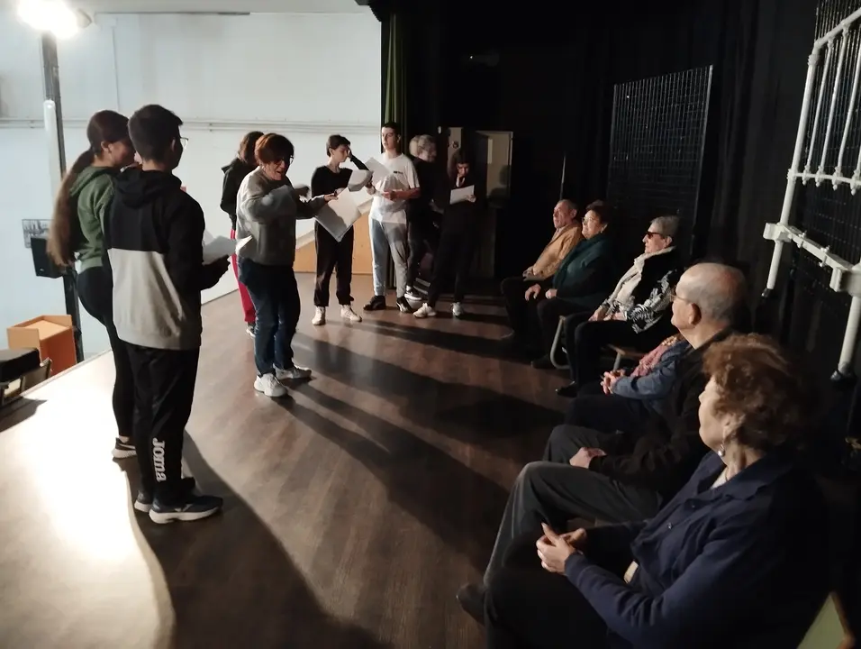 Ensayos Teatro Intergeneracional en Puebla de la Calzada (4)